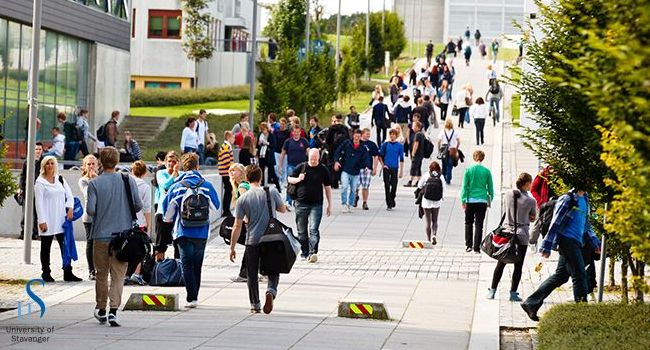 Studenter på UiS campus