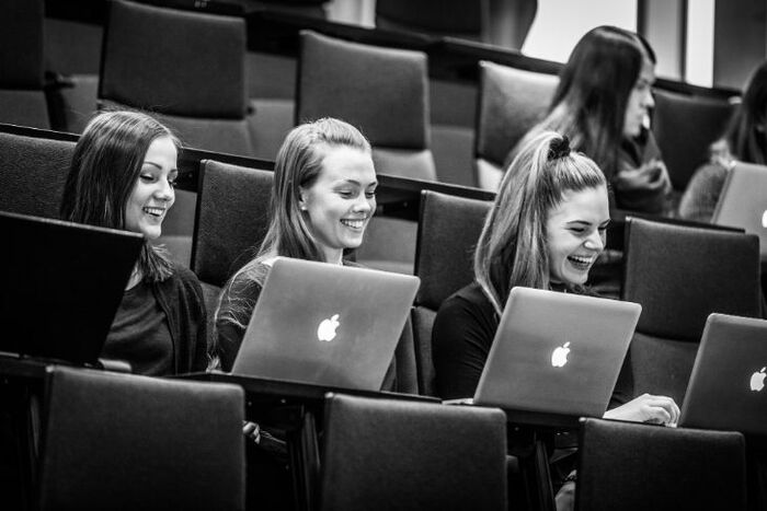 Studenter på UNAK campus